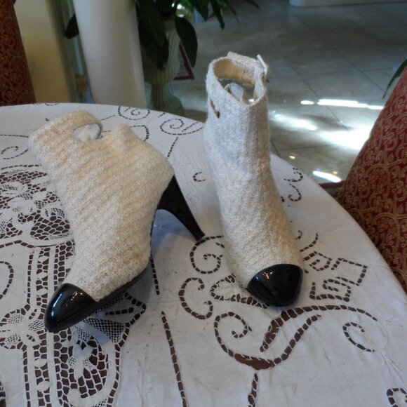 Chanel Ivory/Black Wool Tweed-Patent Leather Ankle Boots w/Buckle-Logo Size 39.5 - Picture 3 of 16